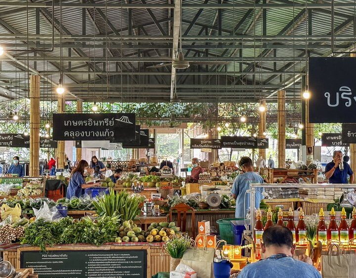 Market experience and cooking class with Chef Montri