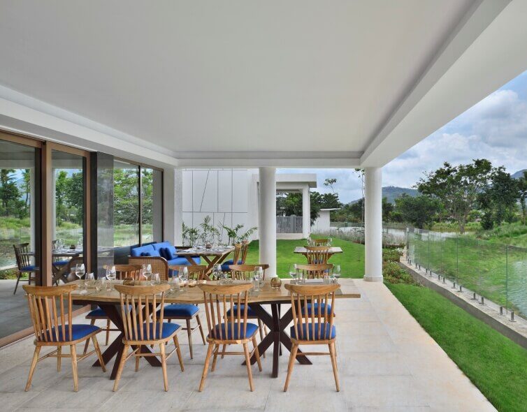 Lazy Lakeside Brunch </br>– Nestled by the Water’s Edge